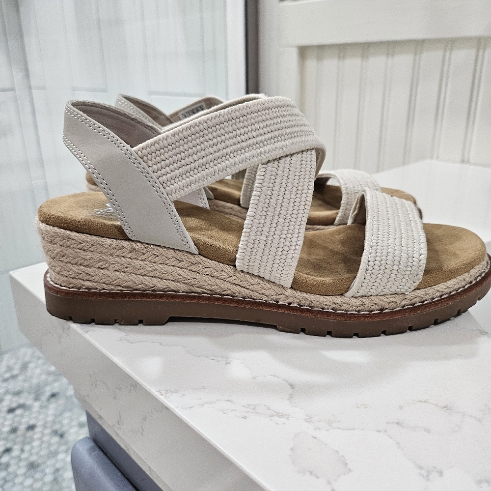 Skechers Cream Wedge Women's Sandals Size 6.